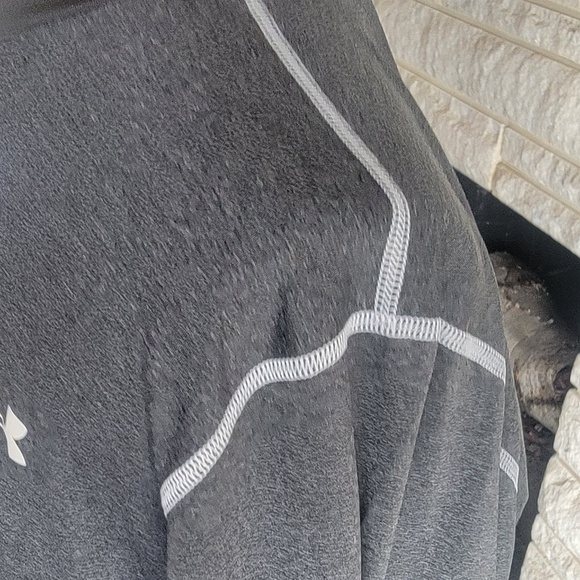 Under Armor Heat Gear Shirt - Picture 4 of 7